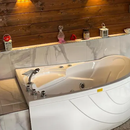 Fiore - Piscina E Idromassaggio * Itri